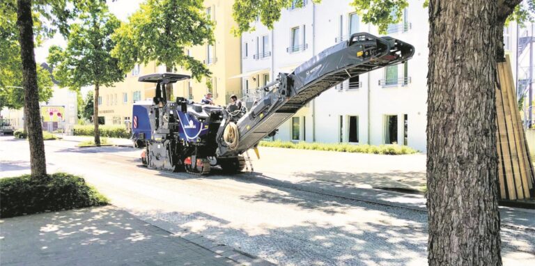 Groß wie ein Dino ist eine der Straßenbaumaschinen auf der Castroper Straße in Recklinghausen.