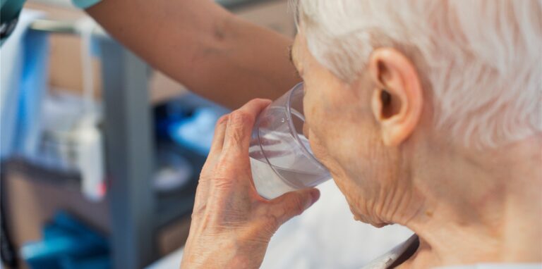 Patientin trinkt Wasser