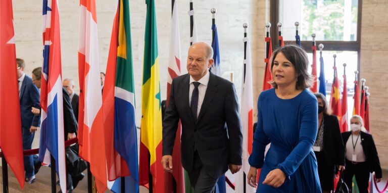 Annalena Baerbock (Bündnis 90/Die Grünen), Außenministerin, empfängt Bundeskanzler Olaf Scholz (SPD) beim Petersberger Klimadialog im Auswärtigen Amt.