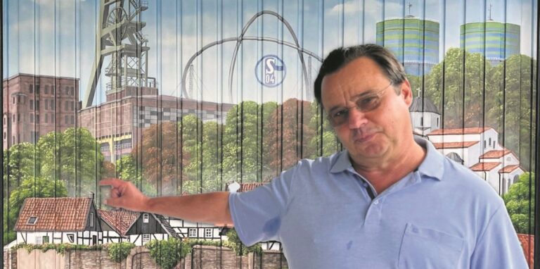 Frank Niederhausen (60) freut sich: Sein Garagentor ist fertig bemalt und zeigt nun viele Wahrzeichen seiner Heimatstadt Herten.