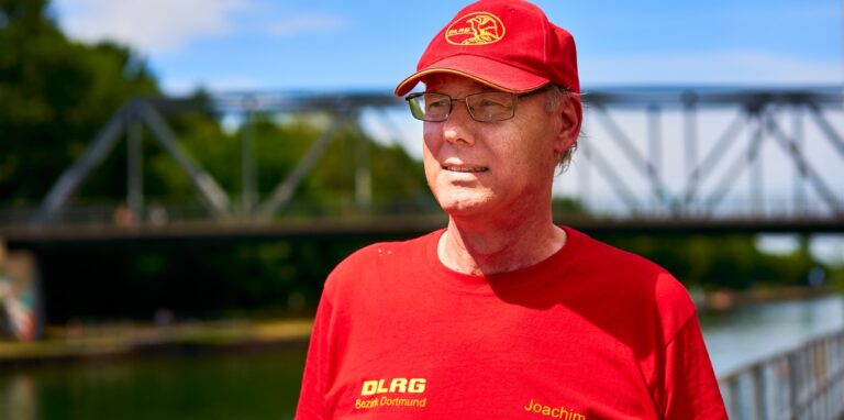 Der Dortmunder DLRG-Rettungsschwimmer Joachim Walbert kennt die Gefahren des Schwimmens im Kanal.