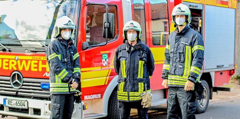 Alle Einsatzkräfte der Feuerwehr Herten – egal ob Berufsfeuerwehr oder Freiwillige Feuerwehr – müssen im Einsatz eine Mund-Nase-Bedeckung tragen.