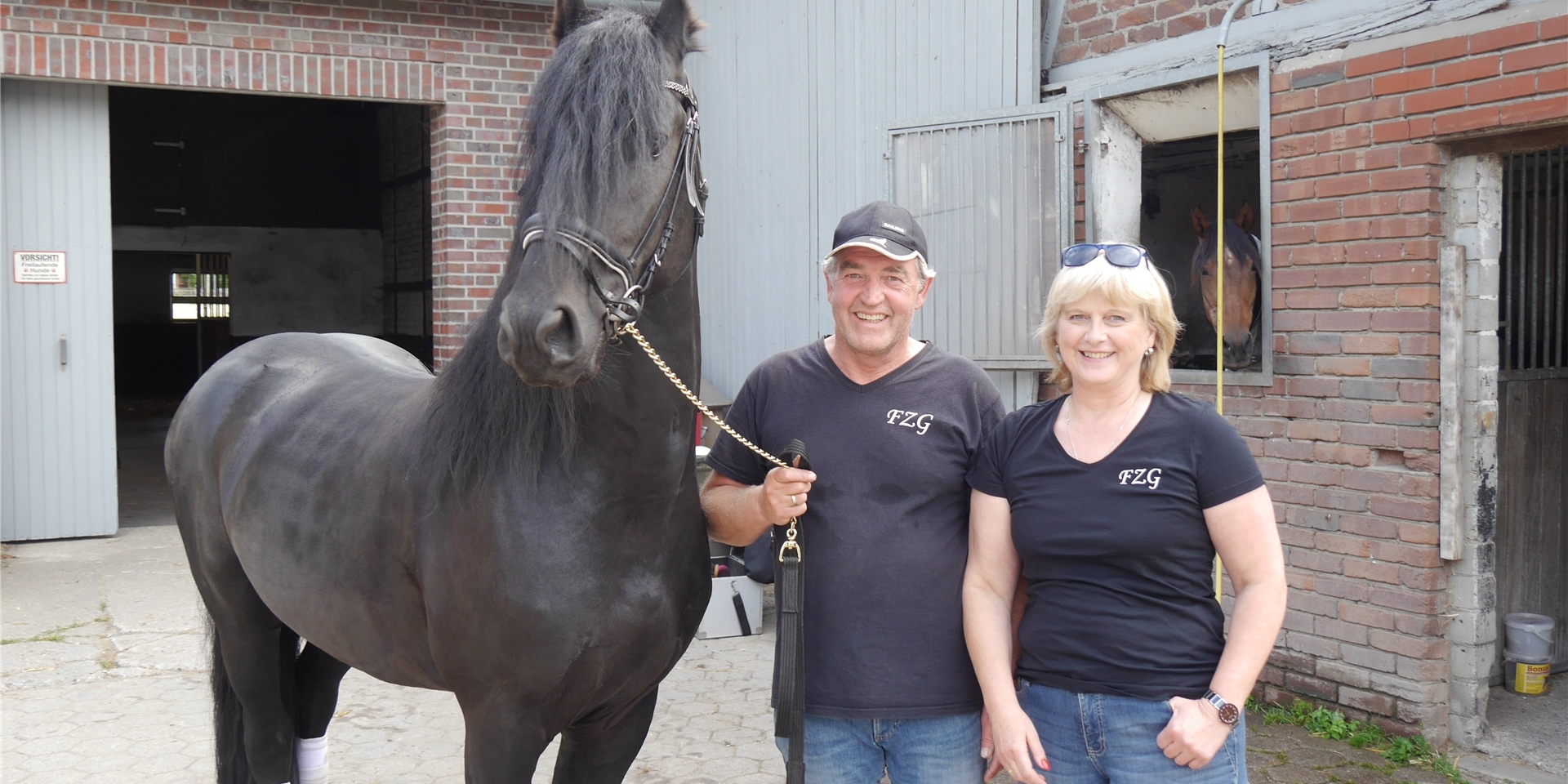 Heribert und Gabriele Gröning mit ihrem Friesenhengst Grandus.