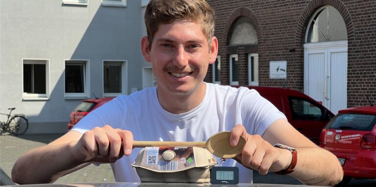 Redakteur Niklas Berkel fährt ein schwarzes Auto. Bei Hitze entwickelt sich der Innenraum zu einem Glutofen. Perfekt sind die Bedingungen am Dienstag (19.7.) allerdings für den Versuch, ein Ei auf dem Dach oder auf der Motorhaube zu braten.