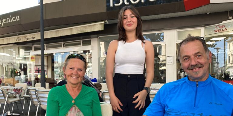 In der Eisdiele Ciprian lassen sich Gabriele und Matthias Keller von Mitarbeiterin Romina einen besonderen Espresso servieren.