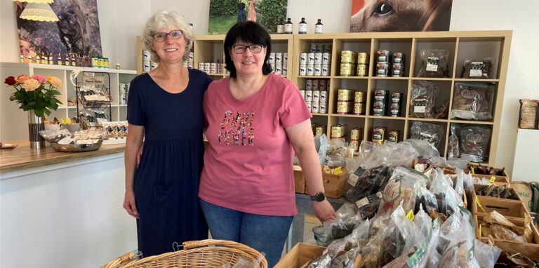 Gaby Knigge (links) und Sabine Böck in „Muckels Laden“