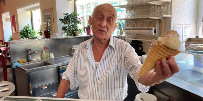 Seine Produkte waren an diesem extrem heißen Tag besonders begehrt: Rodolfo Calamini mit einem Eis, bestehend aus den angesagtesten Sorten der Saison.