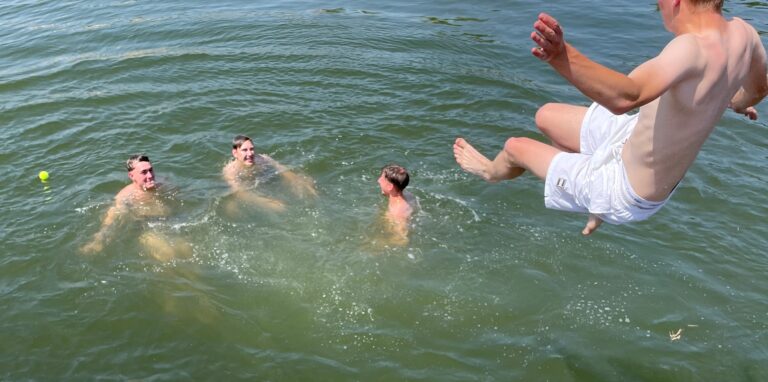 Enorme Hitze im Juli 2022 in Castrop-Rauxel: Am Dienstag badeten einige Menschen auch im Rhein-Herne-Kanal in Henrichenburg.