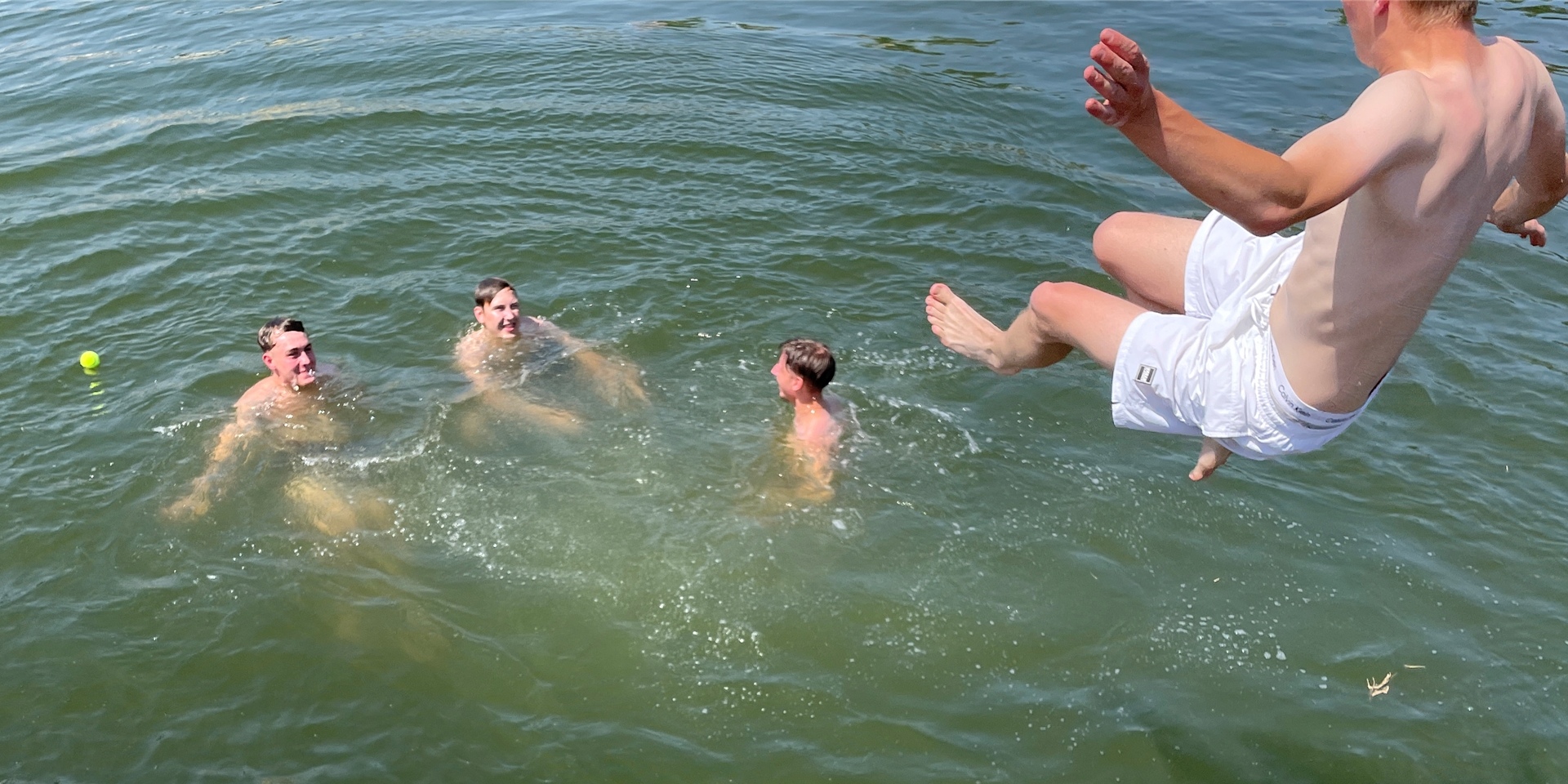 Enorme Hitze im Juli 2022 in Castrop-Rauxel: Am Dienstag badeten einige Menschen auch im Rhein-Herne-Kanal in Henrichenburg.