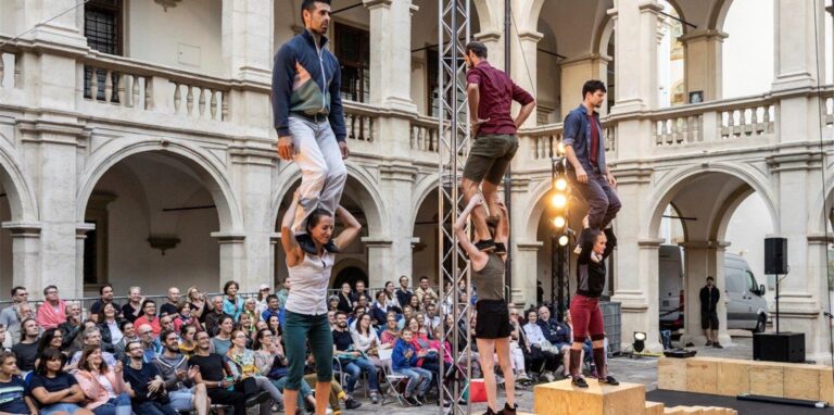 Die sechs Artistinnen und Artisten von „Common Ground“ präsentieren eine Show voller Spannung und Humor beim Sommertheater auf dem Marktplatz.