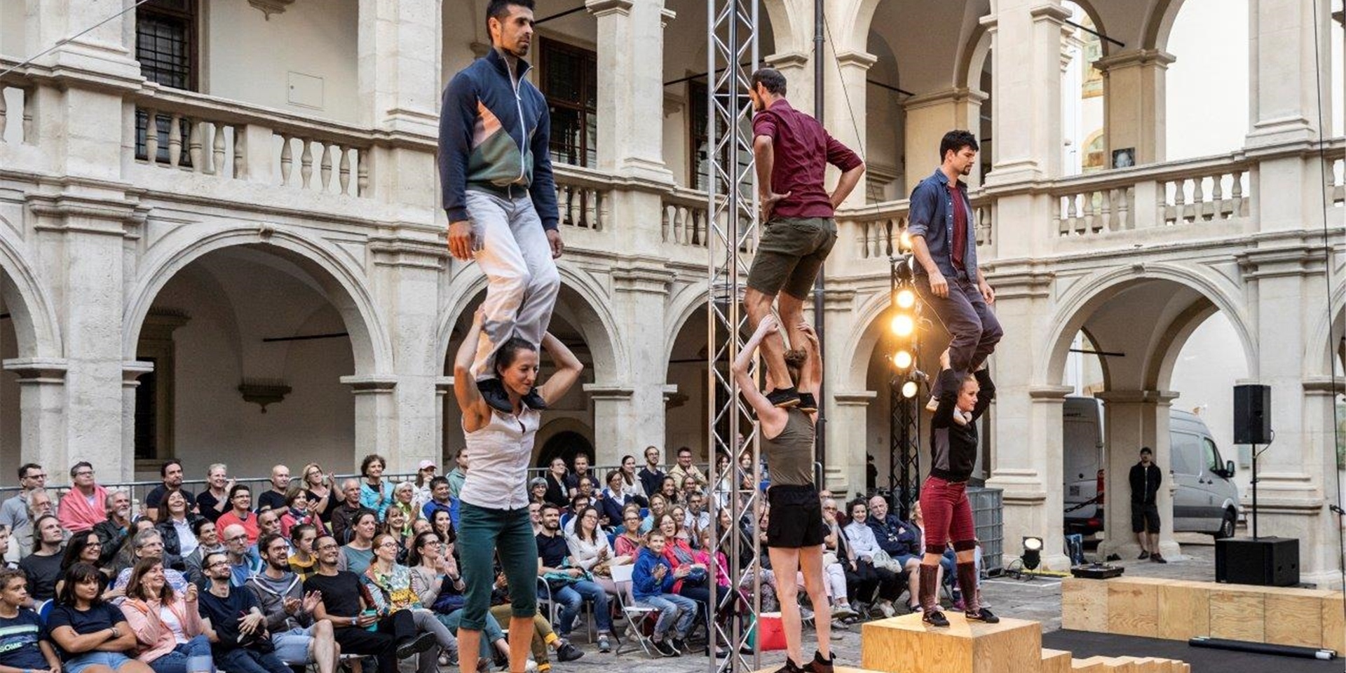 Die sechs Artistinnen und Artisten von „Common Ground“ präsentieren eine Show voller Spannung und Humor beim Sommertheater auf dem Marktplatz.