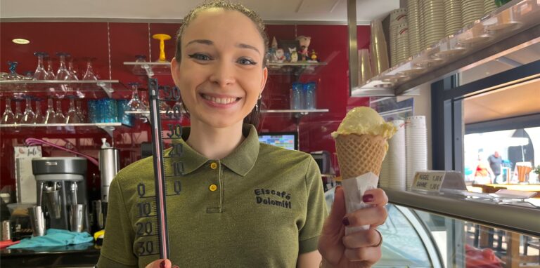 Veronica Campeotto arbeitet beim Eiscafé Dolomiti. Sie hatte gutzutun und stand bei mehr als 35 Grad hinter der Theke.