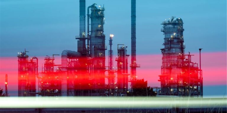 Lampen beleuchten die Total Raffinerie in Leuna.