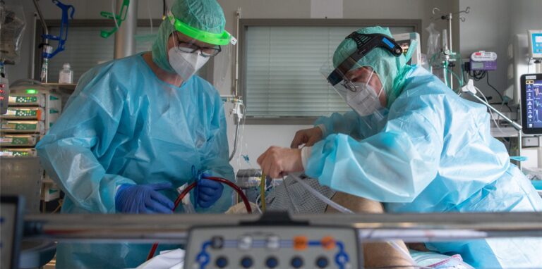 Ärzte behandeln auf einer Intensivstation einen Corona-Patienten.