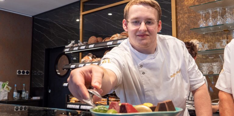 Steffen Angrick serviert köstliche Pralinen-Kreationen, darunter (in Rot) die „leckerste Praline“ Nordrhein-Westfalens.