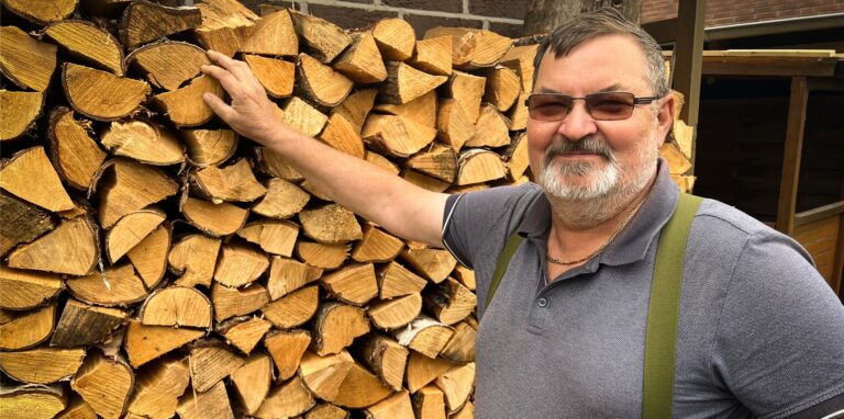 Klaus Grage steht vor seinem persönlichen Vorrat an Brennholz. Der 69-Jährige beliefert derzeit viele Dorstenerinnen und Dorstener.