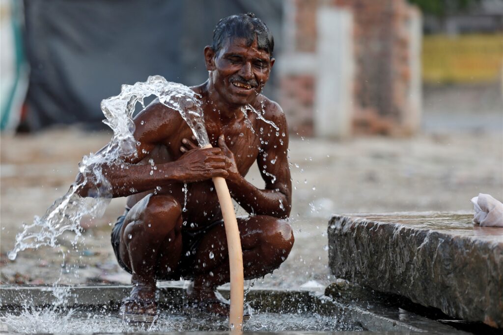 Auch in Indien gibt es öffentliche Wasserhähne, in den die Menschen sogar baden. Auch in Indien gibt es öffentliche Wasserhähne, in den die Menschen sogar baden.