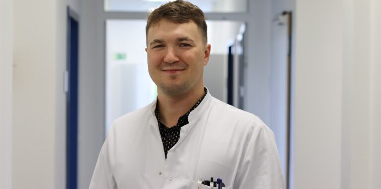 Patrick Kruczek ist Assistenzarzt im Institut für Transfusionsmedizin des Klinikums Dortmund und erklärt die Bedeutung von Stammzellspenden für Krebspatienten.