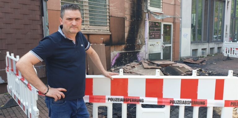 Ein Mann steht vor einer Polizeiabsperrung in Recklinghausen