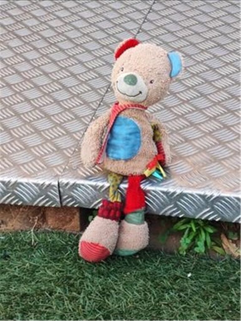 Ein Teddy sitzt auf einer mit Trittblech beschlagenen Stufe. Ein Teddy sitzt auf einer mit Trittblech beschlagenen Stufe.