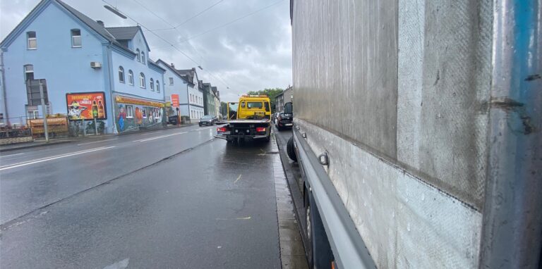 Ein Abschleppdienst kümmerte sich am Nachmittag um den Abtransport eines Transporters, der in einen Unfall verwickelt war.