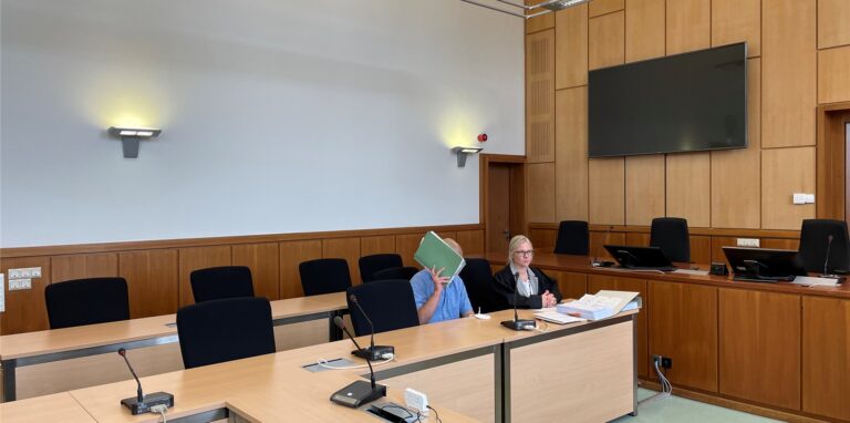 Der Angeklagte an der Seite seiner Verteidigerin Julia Kusztelak beim Auftakt am Schwurgericht Hagen.