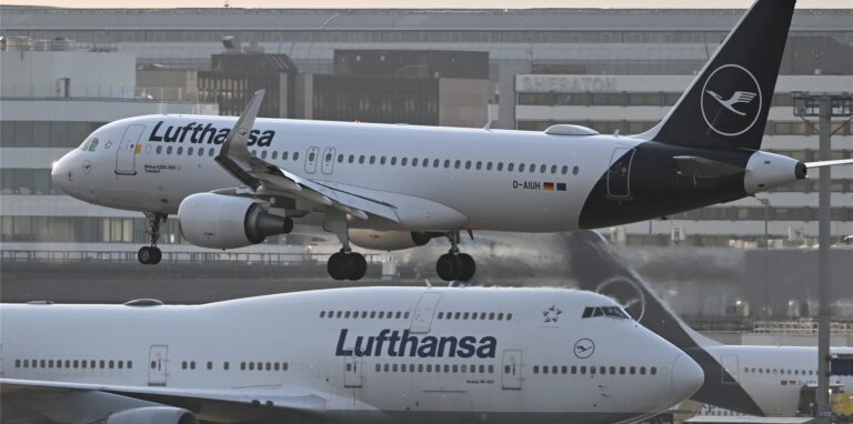 Ein Passagierflugzeug der Lufthansa landet am Abend am Frankfurter Flughafen.