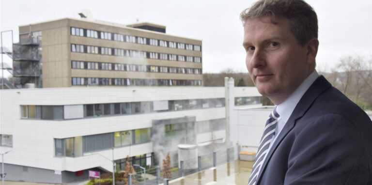 Gerhard Glock, Verwaltungsdirektor des EvK, klärt über die mehrfachen Feuerwehreinsätze im Krankenhaus auf.