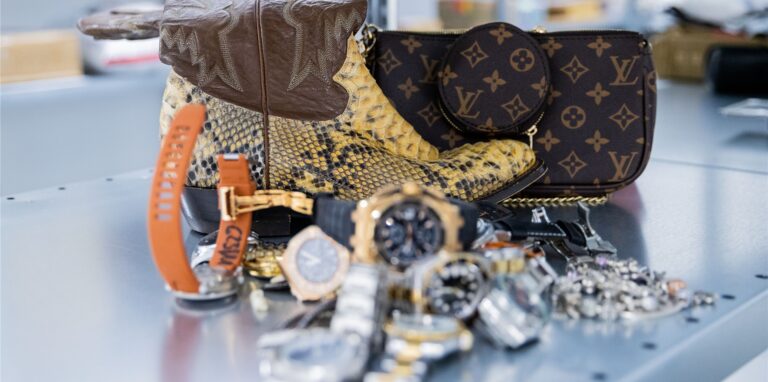 Gefälschte Markenuhren, Schmuck und Handtasche.