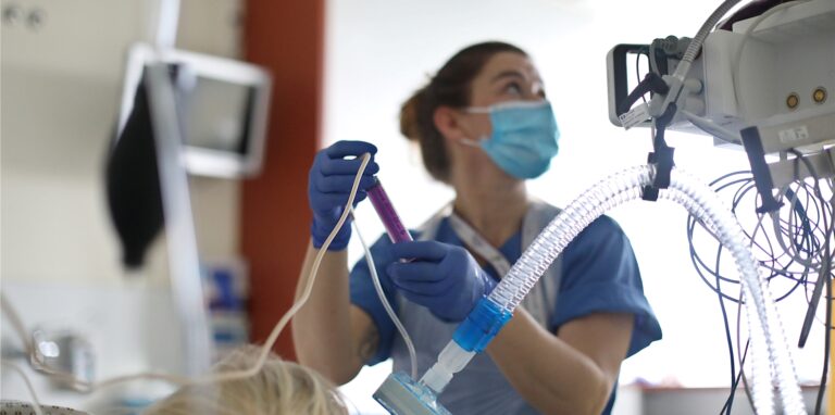 Im Intensiv- und Überwachungsbereich eines Krankenhauses wird eine Patientin von einer Krankenschwester medizinisch versorgt. (Symbolfoto)