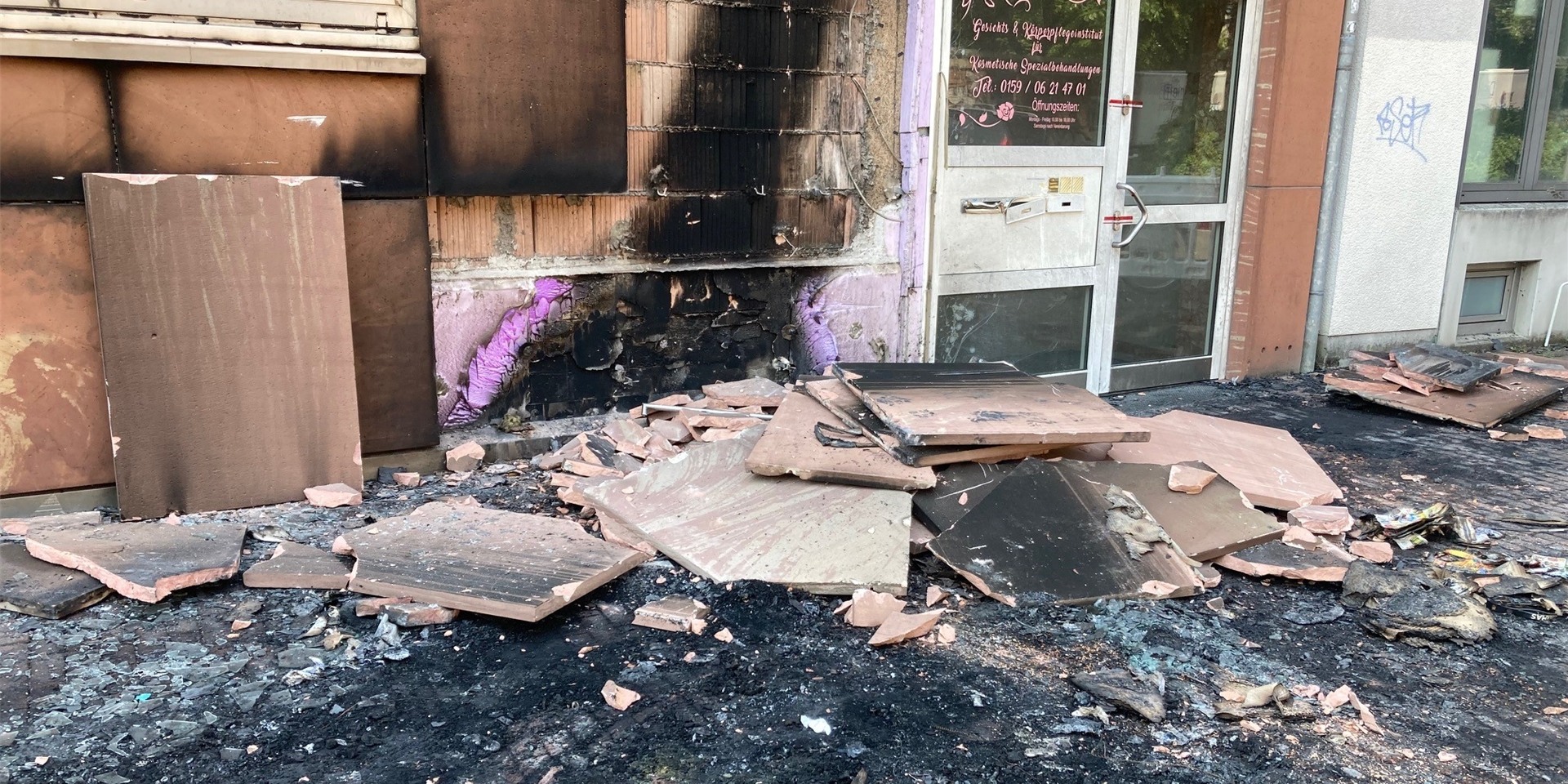 Verkohlte Überreste nach einem Feuer an der Friedhofstraße in Recklinghausen