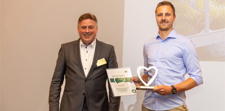 Der Sonderpreis „Herzensangelegenheit“ und die Urkunde für die Gold-Auszeichnung wurden Jonas Hellerberg, Assistent der Geschäftsleitung, von Franz-Josef Roth überreicht.