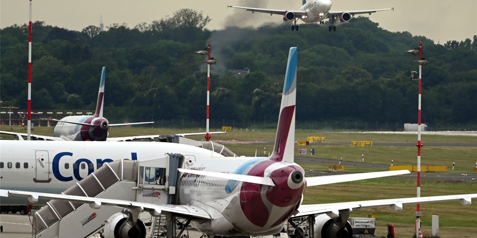 Flugzeuge stehen auf dem Rollfeld des Düsseldorfer Flughafens.