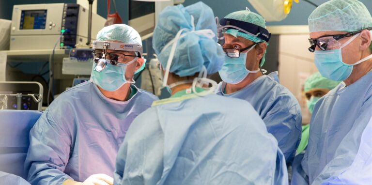 Prof. Dr. Alexander Albert, Direktor der Klinik für Herzchirurgie in Dortmund, und sein Team helfen beim Aufbau der minimalinvasiven Bypass-Chirurgie in England.