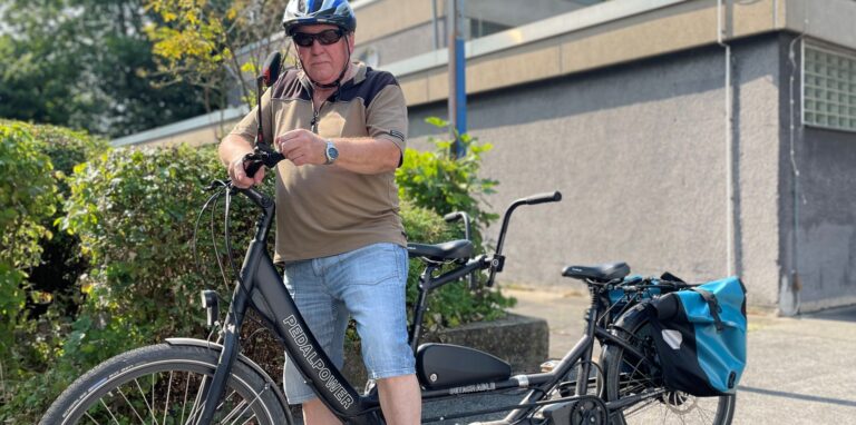 Andreas Sonnek hat sich ein Pedelec-Tandem zugelegt. Sicher zu fahren, will er beim vhs-Kurs trainieren.