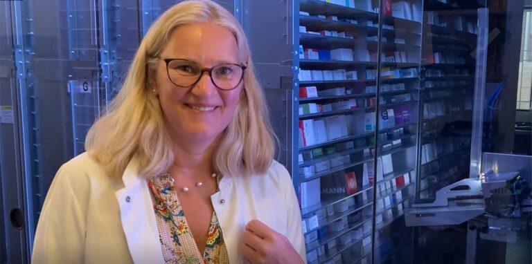Juliane Stark-Kreul hat für ihre Engel-Apotheke einen Arzneimittel-Kommissionierer angeschafft.