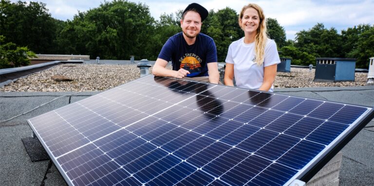 Über den Dächern in Disteln: Katrin Kunze und Dr. Jan Hildenhagen alias Sänger James Mean mit ihrer eigenen Mini-Photovoltaikanlage.