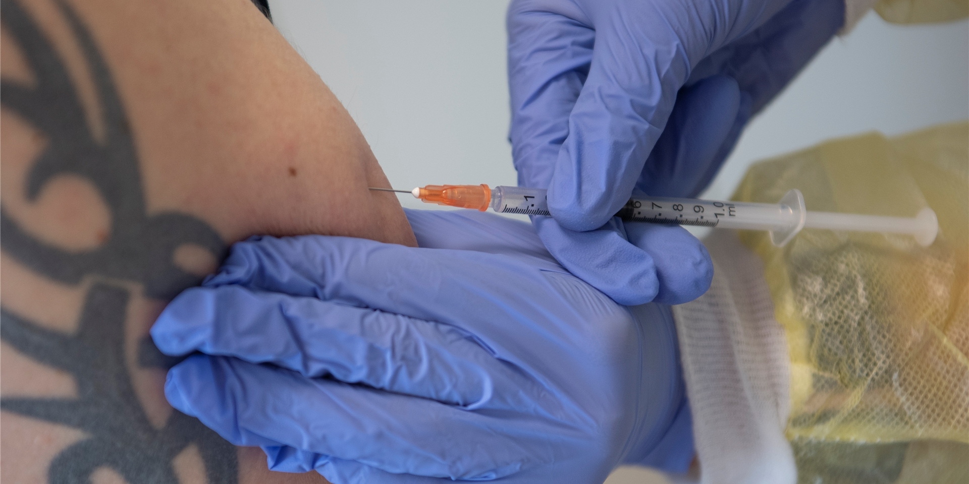 In der Beratungsstelle für sexuelle Gesundheit in Berlin wird ein Mann gegen Affenpocken geimpft.