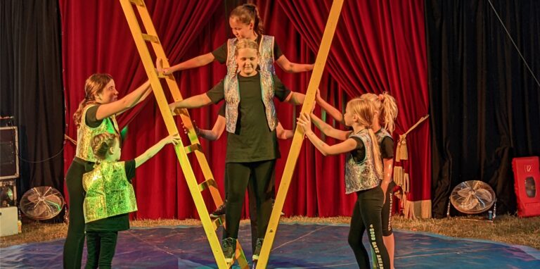 Stolz präsentierten die Kinder des Zirkus-Projektes am Treffpunkt Altstadt am Samstag in zwei Shows, was sie in der vergangenen Woche gelernt haben.