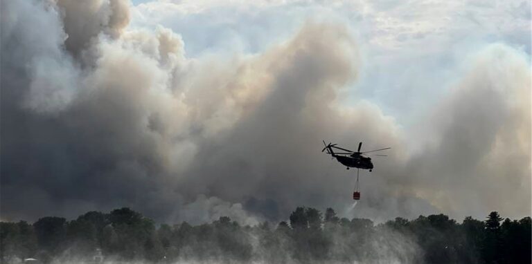 Ein Löschhubschrauber ist wegen des Waldbrandes bei Treuenbrietzen im Einsatz und hat Wasser am Seddiner See getankt.