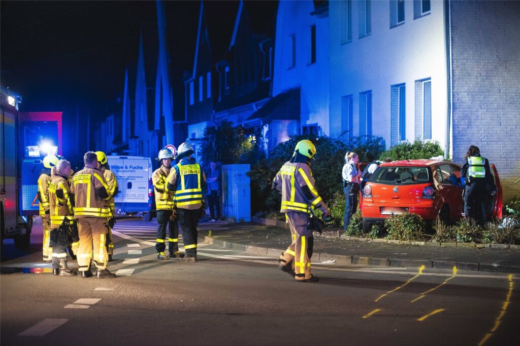 Beim Unfall kam der Mann von der Leveringhauser Straße ab und raste in ein Wohnhaus. Beim Unfall kam der Mann von der Leveringhauser Straße ab und raste in ein Wohnhaus.