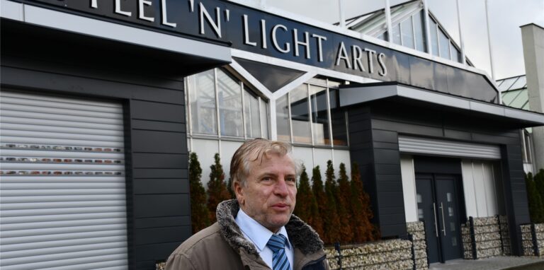 Mirsad Freiberg 2020 vor dem Unternehmen Steel’n’Light Arts in einer Nebenhalle des ehemaligen Dehner-Komplexes an der Siemensstraße. Jetzt steht die komplette Immobilie wieder zum Verkauf.