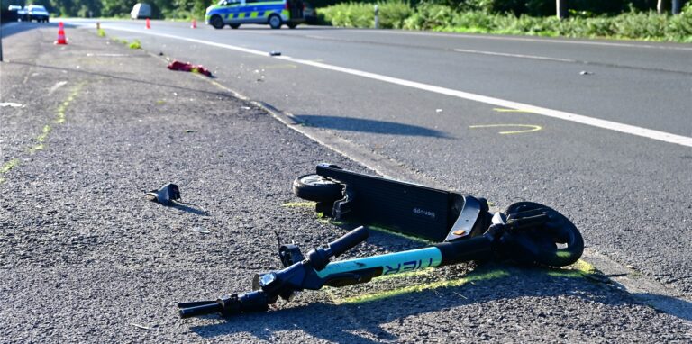 Bei einem Unfall mit einem E-Scooter gab es am Sonntagmorgen auf der Recklinghäuser Straße in Marl zwei Schwerverletzte.