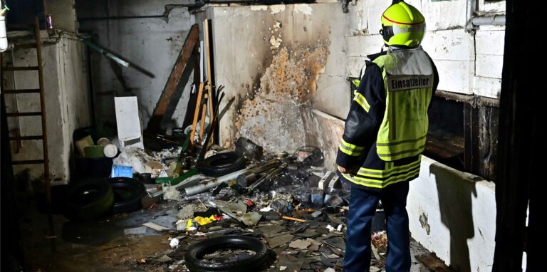 Schnell gelöscht: Feuerwehrmann Lars Kuhlmann in dem leerstehenden Gebäude an der Lipphöfestraße, in dem das Feuer ausgebrochen w