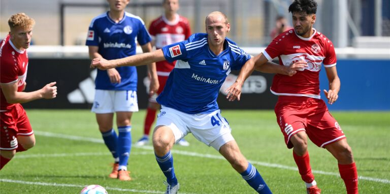 Henning Matriciani (M.) vom FC Schalke 04 behauptet sich gegen seine beiden Schermbecker Gegenspieler.