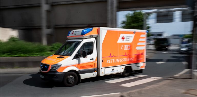 Ein Rettungswagen fährt zu einem Einsatz.