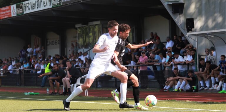 Damian Andrea Delowetz (hinten) wird im Finale um die Stadtmeisterschaft von Marls Verteidiger Patrick Goecke gestoppt.