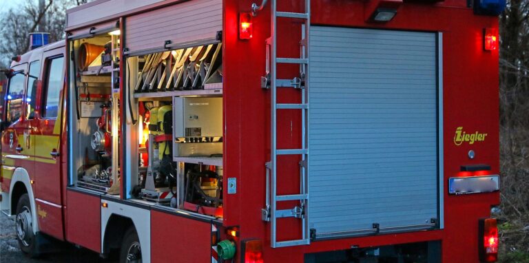 Zu später Stunde mussten die Fahrzeuge der Feuerwehr Herten zu zwei Einsätzen binnen kürzester Zeit ausrücken.