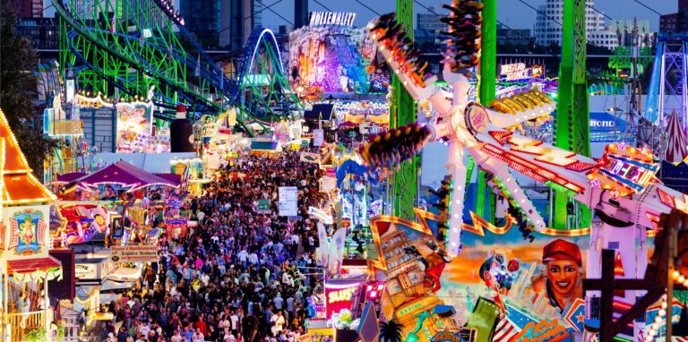 Besucher gehen über die Düsseldorfer Rheinkirmes.