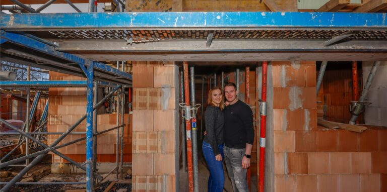 Lisa König und Chris Kremer beschäftigen sich jetzt immer mehr mit dem Innenausbau. Der Rohbau ihrer Doppelhaushälfte in Dortmund-Brechten ist fast fertig und sie machen sich Gedanken über den richtigen Fußboden.